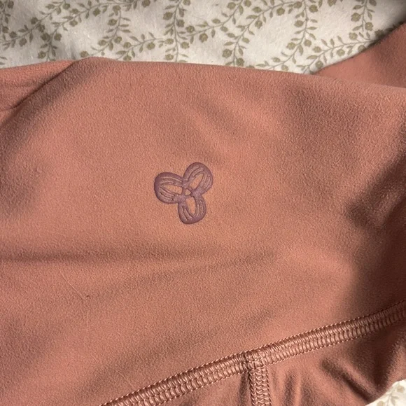 High-Waisted Pink Leggings - Picture 3 of 3